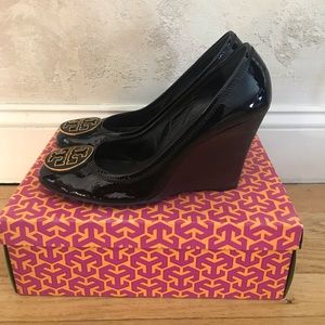 PRE OWNED TORY BURCH SOPHIE WEDGE BLK PATENT SZ 11